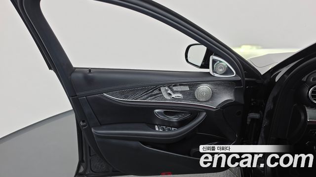 Mercedes-Benz E-Class 2021 — photo 14