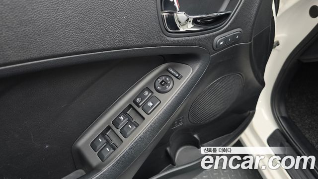 Kia K3 2015 — photo 21