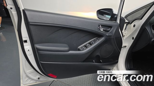 Kia K3 2015 — photo 14