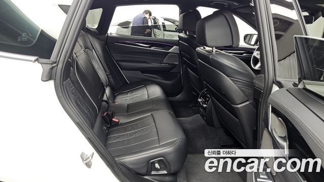 BMW Gran Turismo 2023 — photo 12
