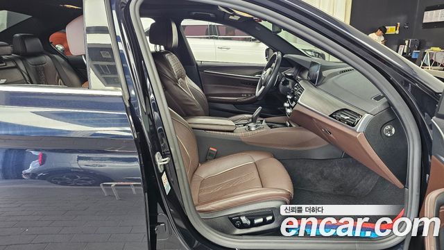 BMW 5-Series 2020 — photo 11