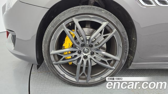 Maserati Quattroporte 2022 — photo 5