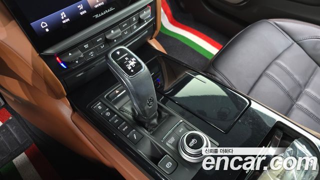 Maserati Quattroporte 2022 — photo 12