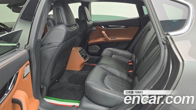 Maserati Quattroporte 2022 — photo 17
