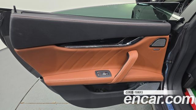 Maserati Quattroporte 2022 — photo 15