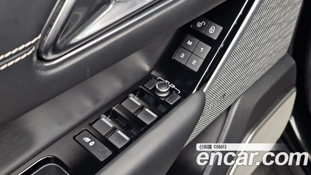 Land Rover Range Rover Velar 2018 — photo 32
