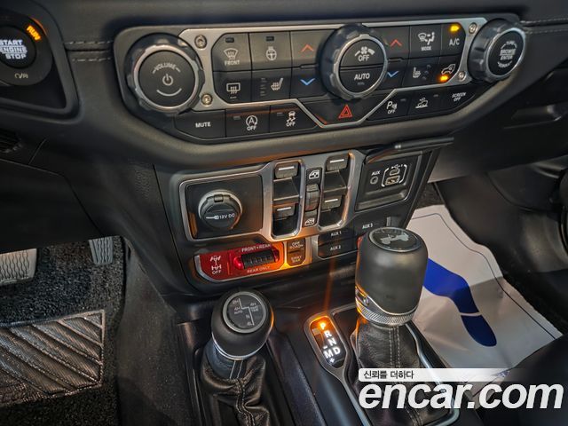 Jeep Wrangler 2025 — photo 11