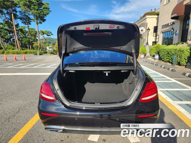 Mercedes-Benz E-Class 2020 — photo 8