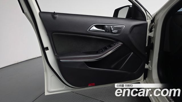 Mercedes-Benz A-Class 2018 — photo 14