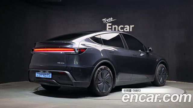 Tesla Model Y 2026 — photo 2