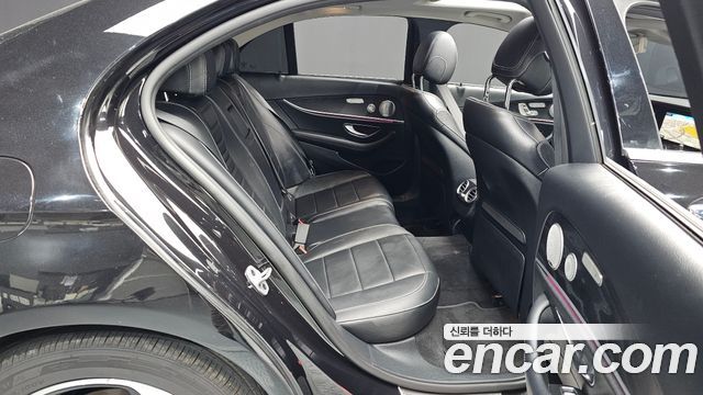 Mercedes-Benz E-Class 2019 — photo 11
