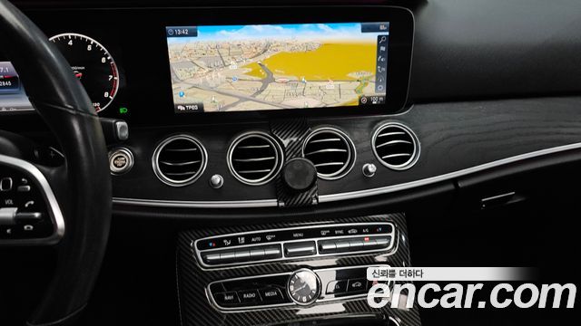 Mercedes-Benz E-Class 2019 — photo 13