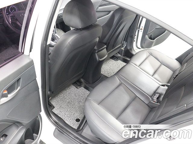 Hyundai AVANTE 2018 — photo 11
