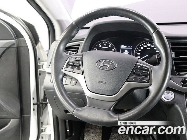 Hyundai AVANTE 2018 — photo 12