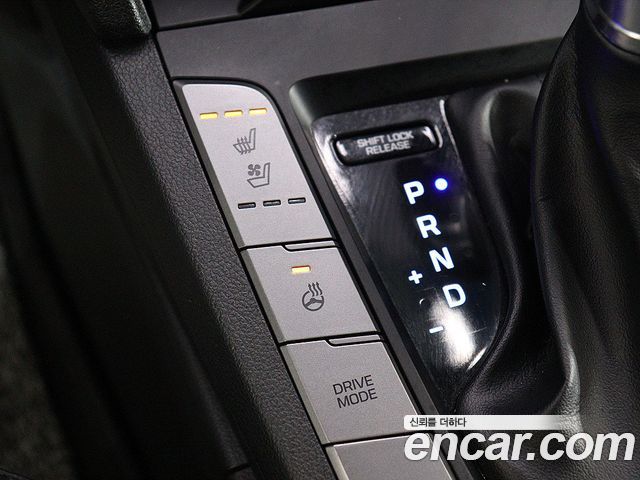 Hyundai AVANTE 2018 — photo 16