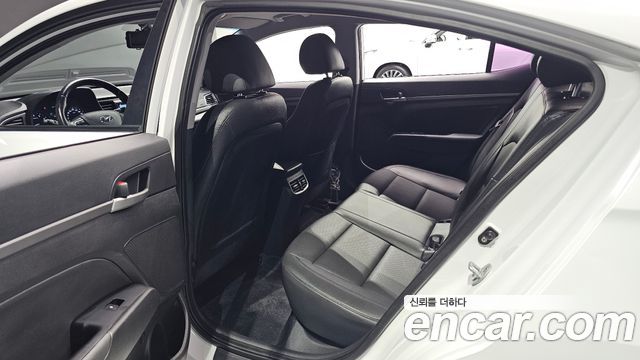 Hyundai AVANTE 2016 — photo 17