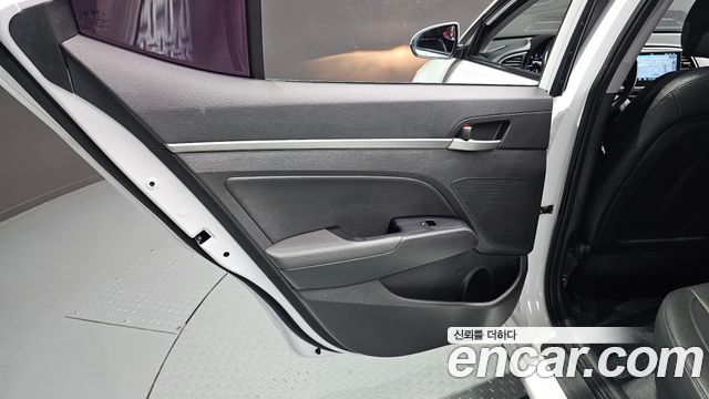 Hyundai AVANTE 2016 — photo 15
