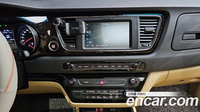 Kia Canival 2020 — photo 19