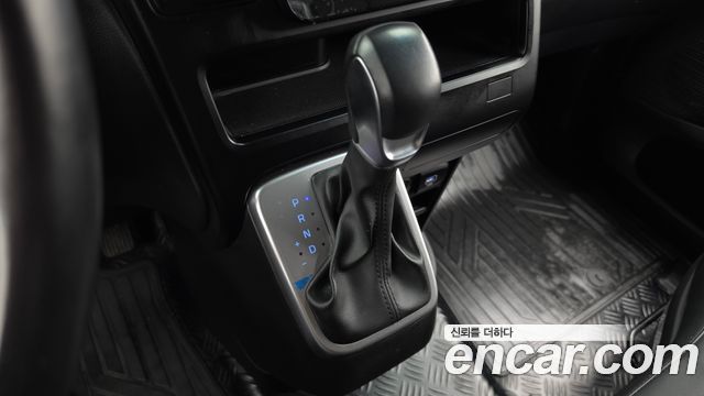 Hyundai Staria 2025 — photo 12