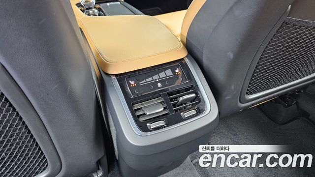 Volvo XC90 2021 — photo 31