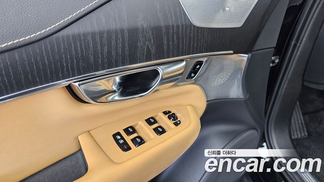 Volvo XC90 2021 — photo 35