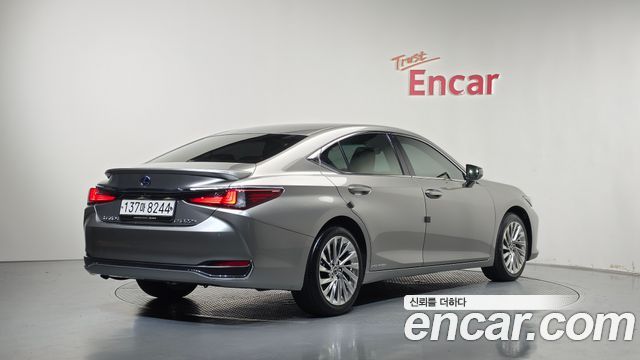 Lexus ES 2021 — photo 2