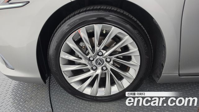 Lexus ES 2021 — photo 5