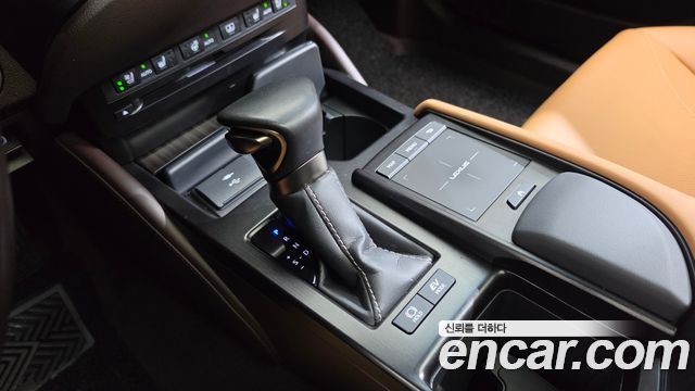 Lexus ES 2021 — photo 12