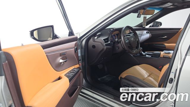 Lexus ES 2021 — photo 13