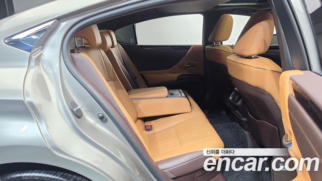 Lexus ES 2021 — photo 17