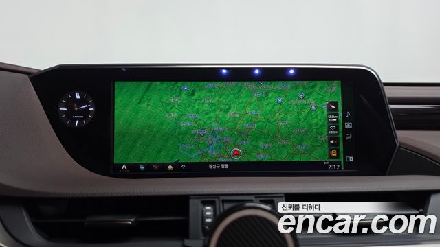 Lexus ES 2021 — photo 18