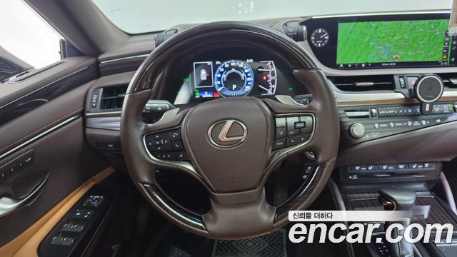 Lexus ES 2021 — photo 19