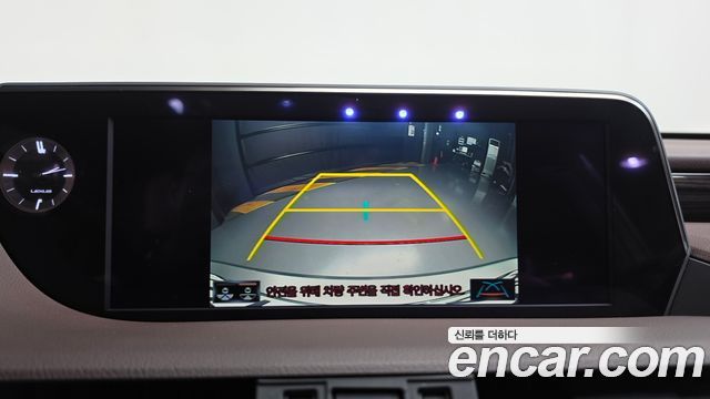 Lexus ES 2021 — photo 20