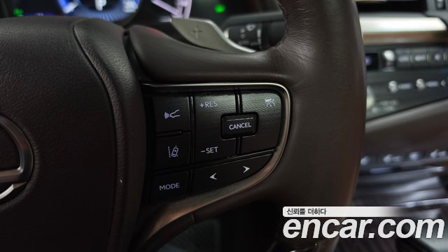Lexus ES 2021 — photo 23