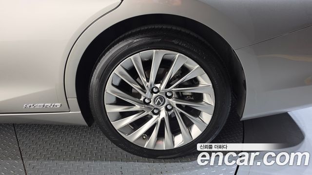 Lexus ES 2021 — photo 7