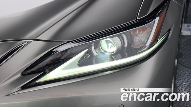 Lexus ES 2021 — photo 8