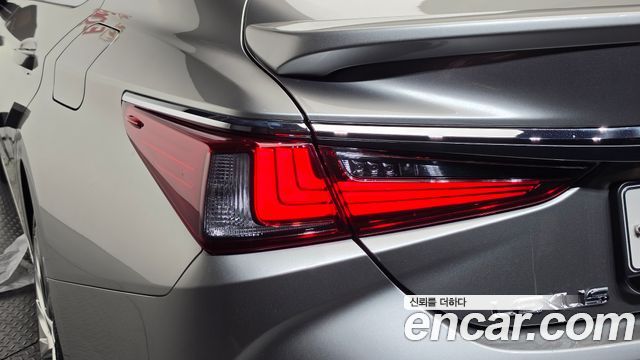 Lexus ES 2021 — photo 9