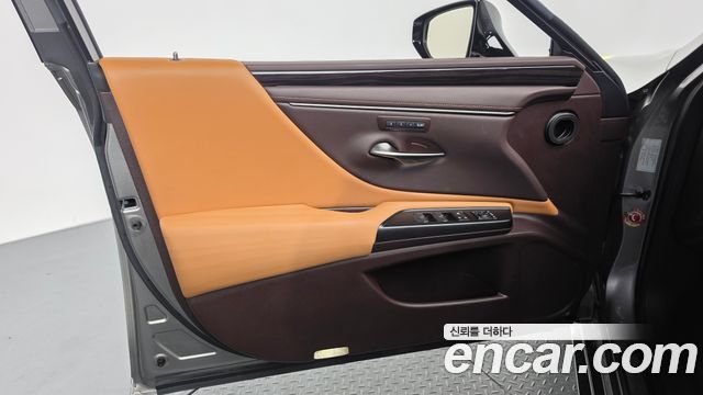 Lexus ES 2021 — photo 14