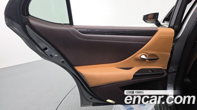 Lexus ES 2021 — photo 15