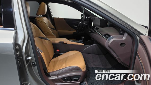 Lexus ES 2021 — photo 16
