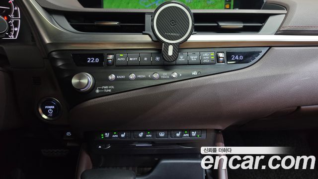Lexus ES 2021 — photo 33
