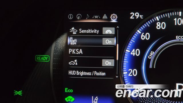 Lexus ES 2021 — photo 35