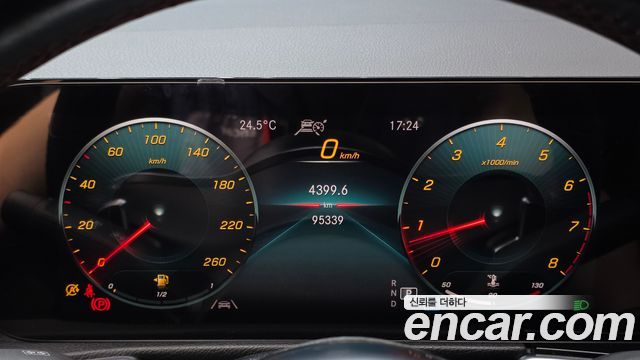 Mercedes-Benz GLB-Class 2021 — photo 8