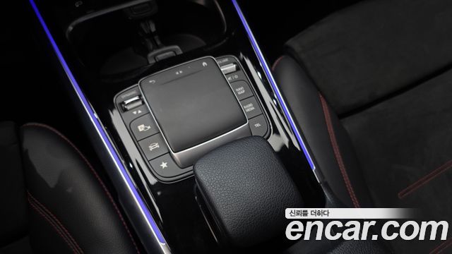 Mercedes-Benz GLB-Class 2021 — photo 17