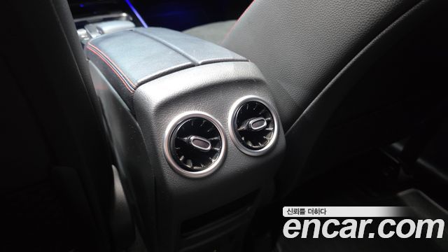 Mercedes-Benz GLB-Class 2021 — photo 18