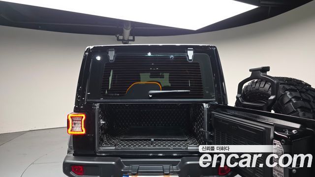 Jeep Wrangler 2022 — photo 25