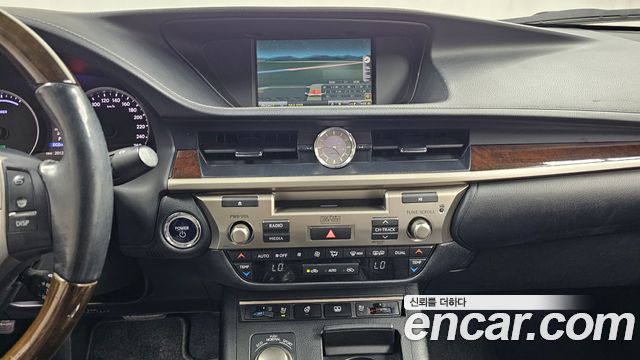 Lexus ES 2013 — photo 13