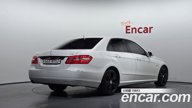 Mercedes-Benz E-Class 2011 — photo 2
