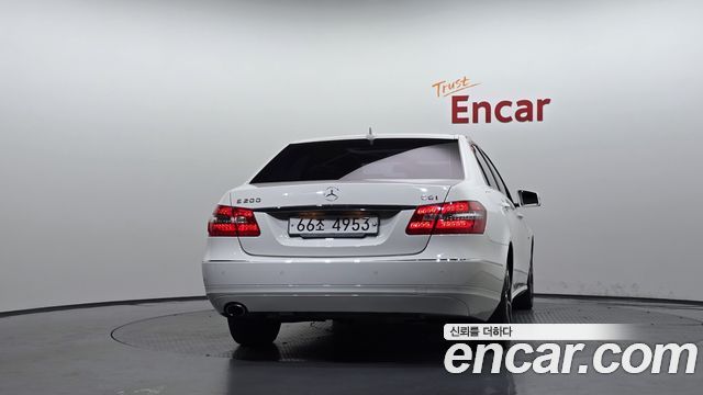 Mercedes-Benz E-Class 2011 — photo 4