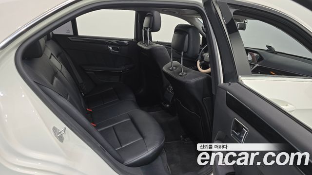 Mercedes-Benz E-Class 2011 — photo 11